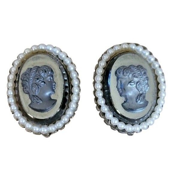 Vintage Black Glass Victorian Intaglio Carved Cameo Faux Pearl CLIP ON Earrings - Picture 2 of 7